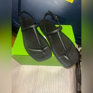 CROCS Black Miami Thong flip Sandals